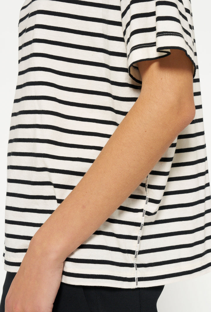 Luźny t-shirt o ponadczasowym wzorze w paski