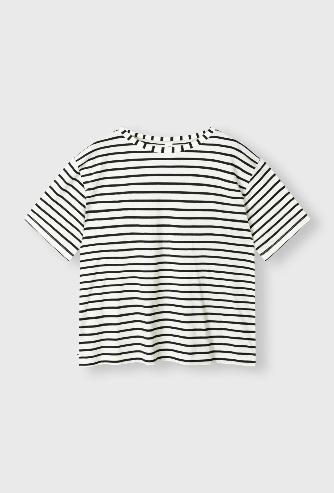 Luźny t-shirt o ponadczasowym wzorze w paski