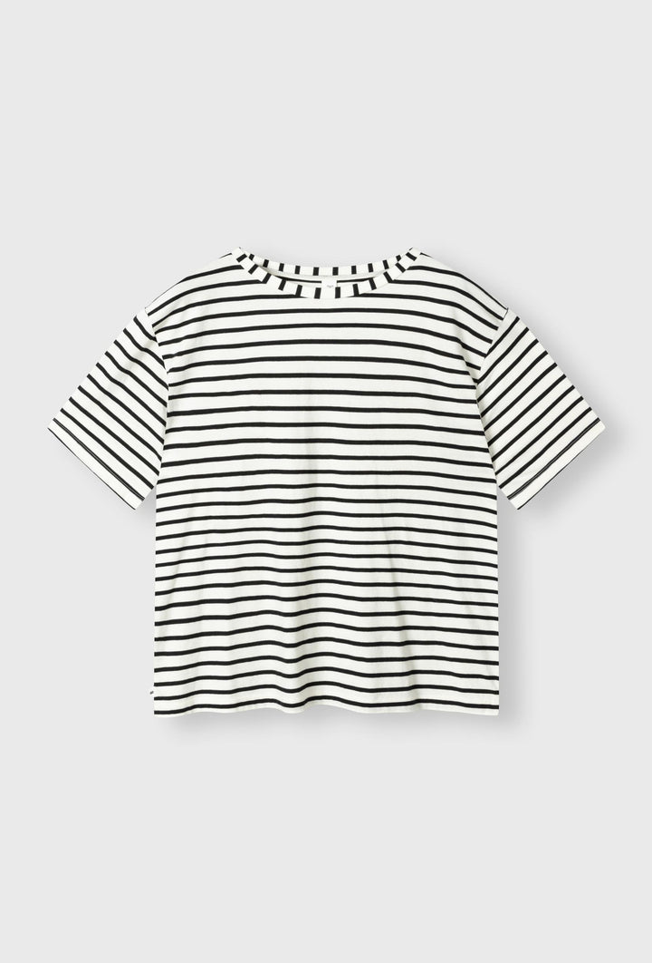 Luźny t-shirt o ponadczasowym wzorze w paski