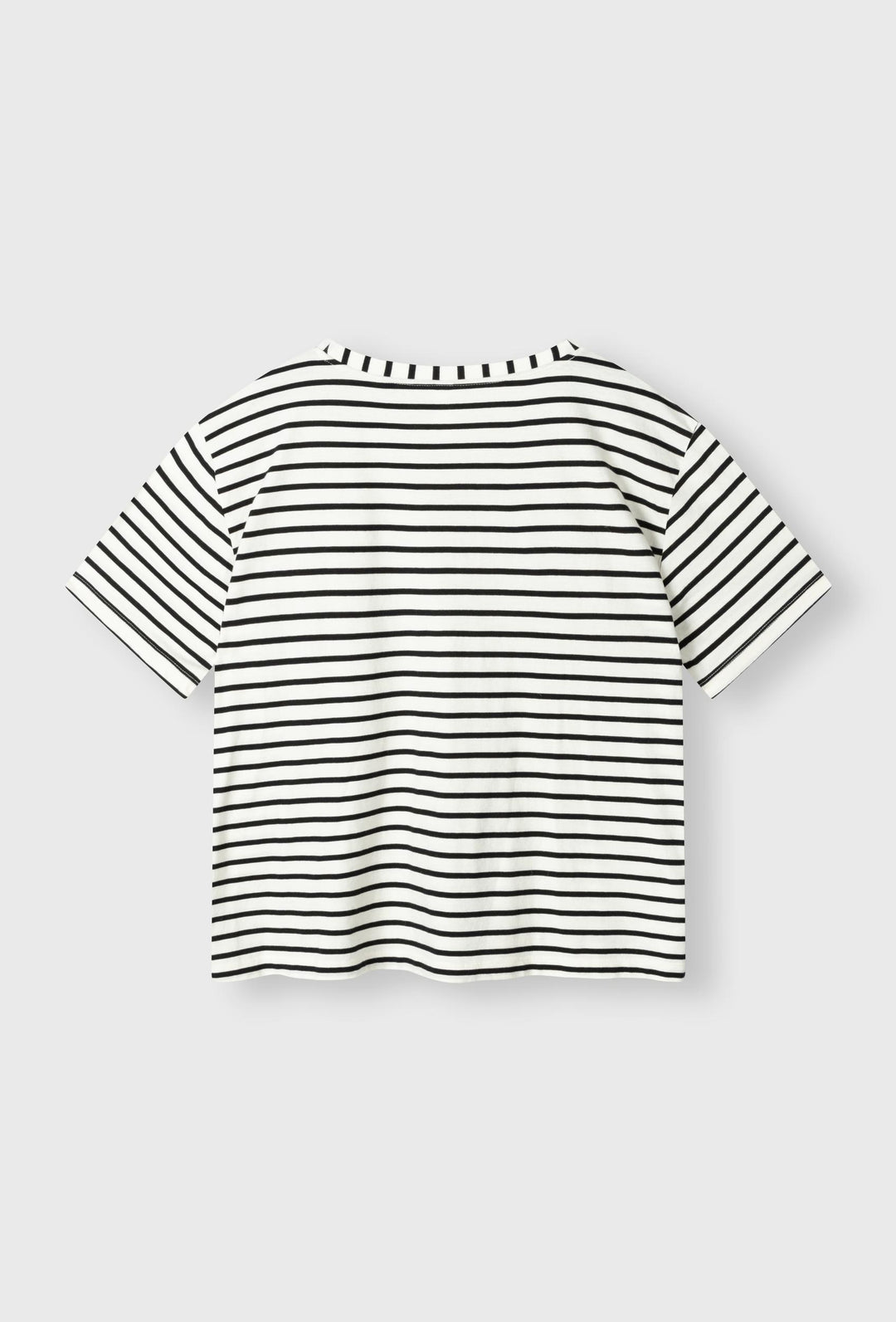 Luźny t-shirt o ponadczasowym wzorze w paski