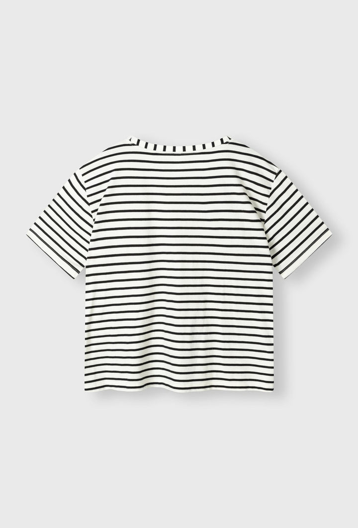 Luźny t-shirt o ponadczasowym wzorze w paski