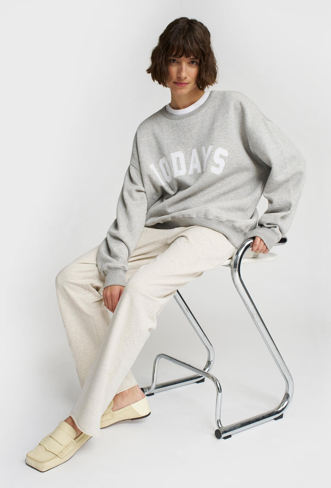 Klasyczna bluza oversize w kolorze szarym z dużym logo 10DAYS