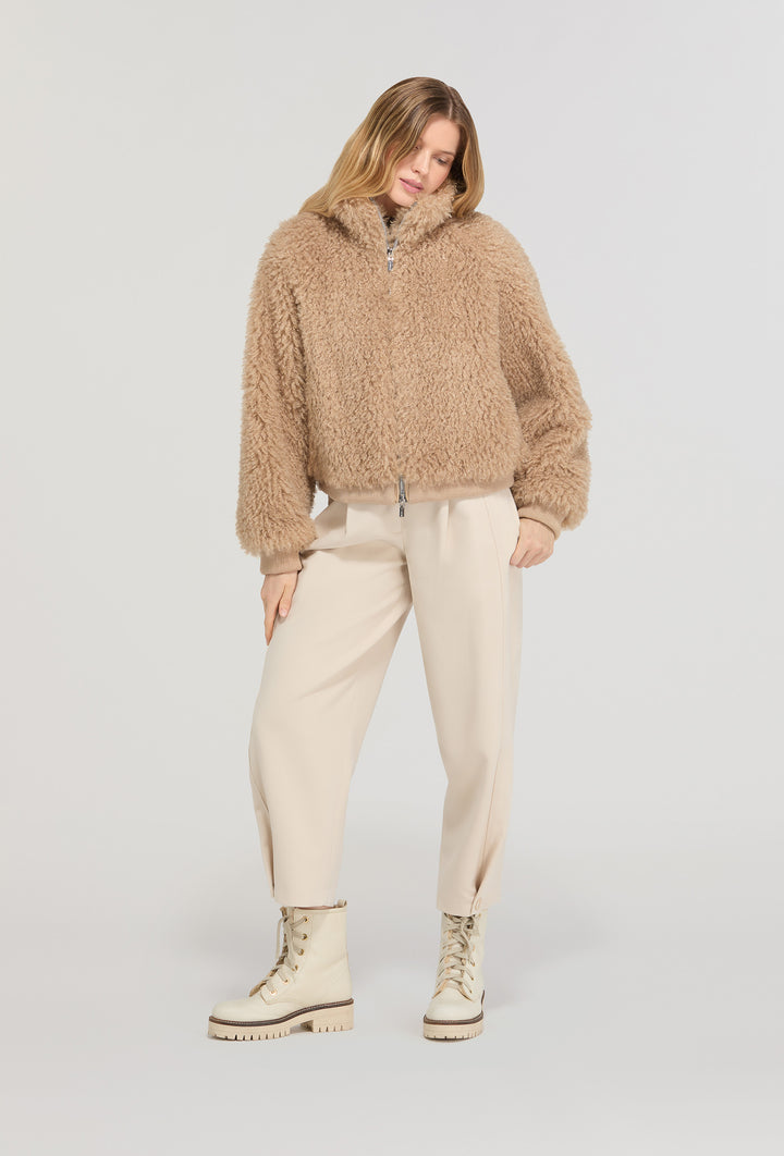 Beżowa kurtka-poncho z futrzanego materiału