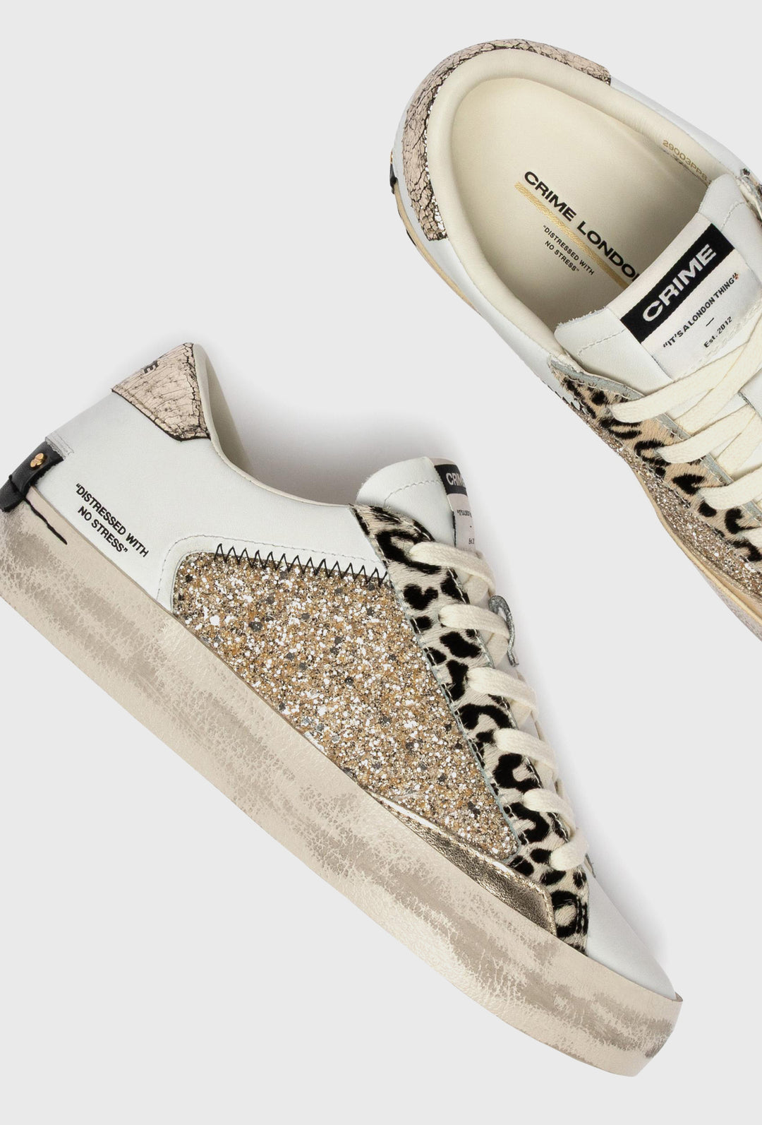 Białe sneakersy Crime London z motywem pantery i brokatem