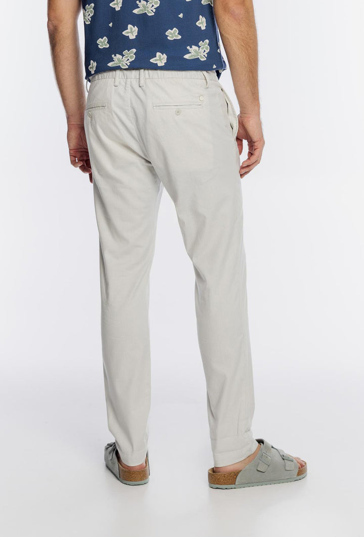 Męski zestaw z polo w kwiaty i jasnymi spodniami