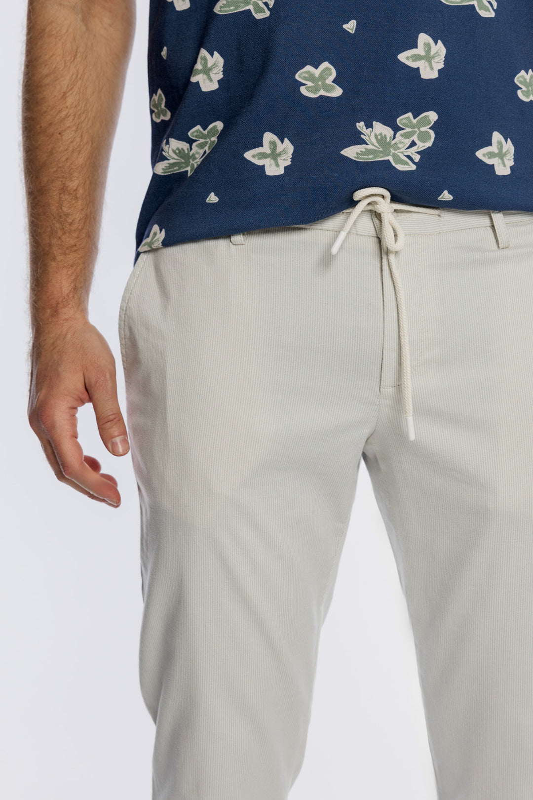 Męski zestaw z polo w kwiaty i jasnymi spodniami