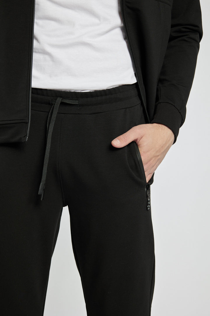 Czarny komplet dresowy w sportowym stylu