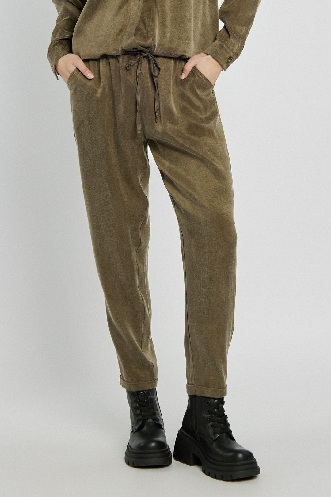Stylowy komplet w utylitarnym stylu