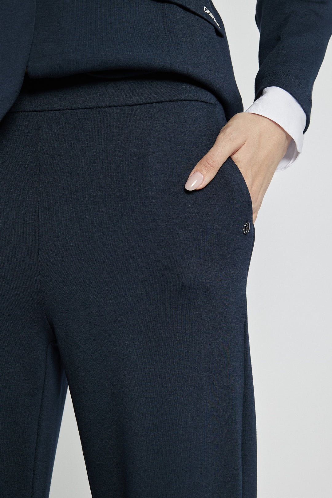Granatowe dresowe spodnie typu wide leg