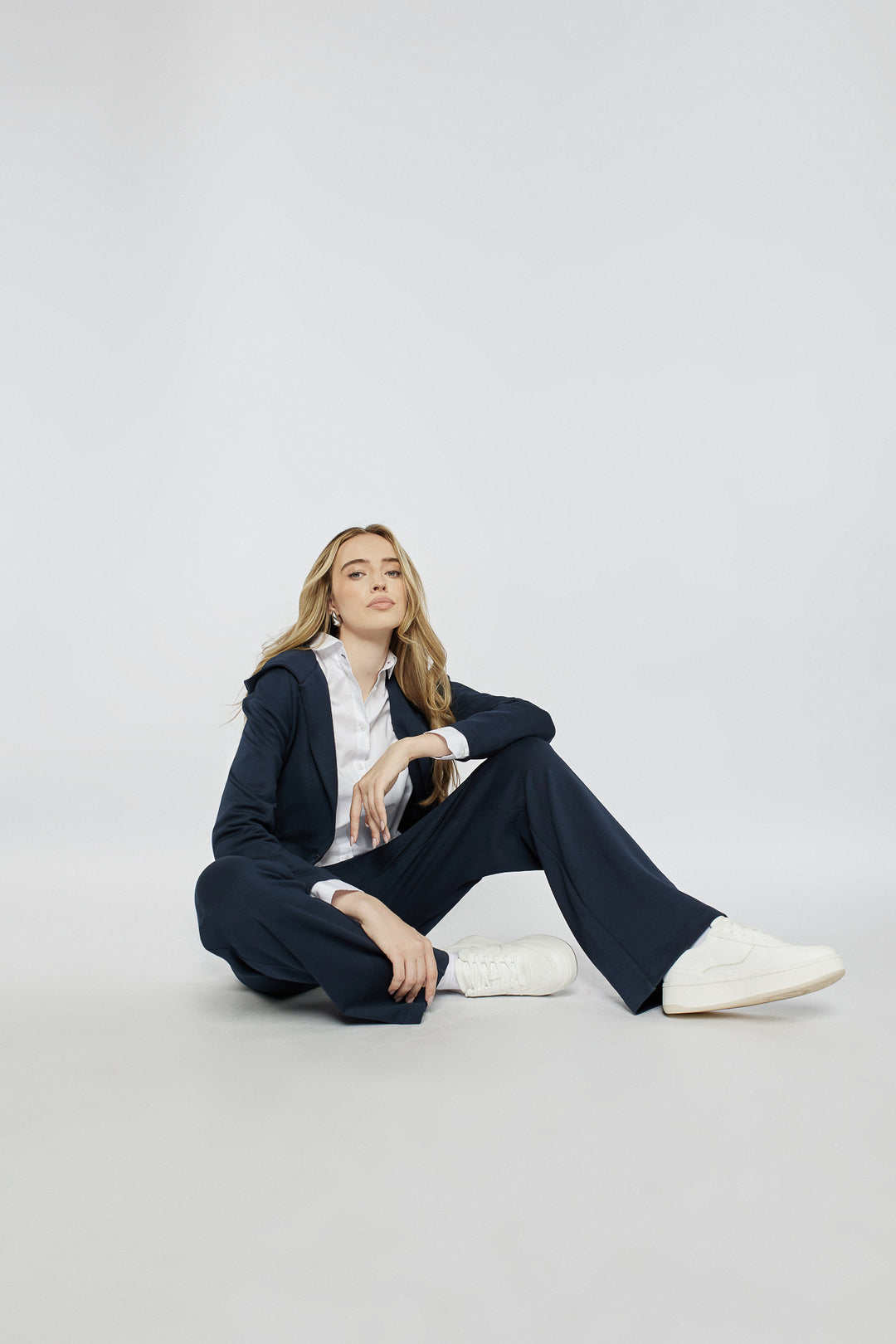 Granatowe dresowe spodnie typu wide leg