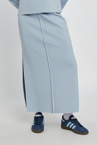 Błękitna dzianinowa spódnica midi z rozcięciem