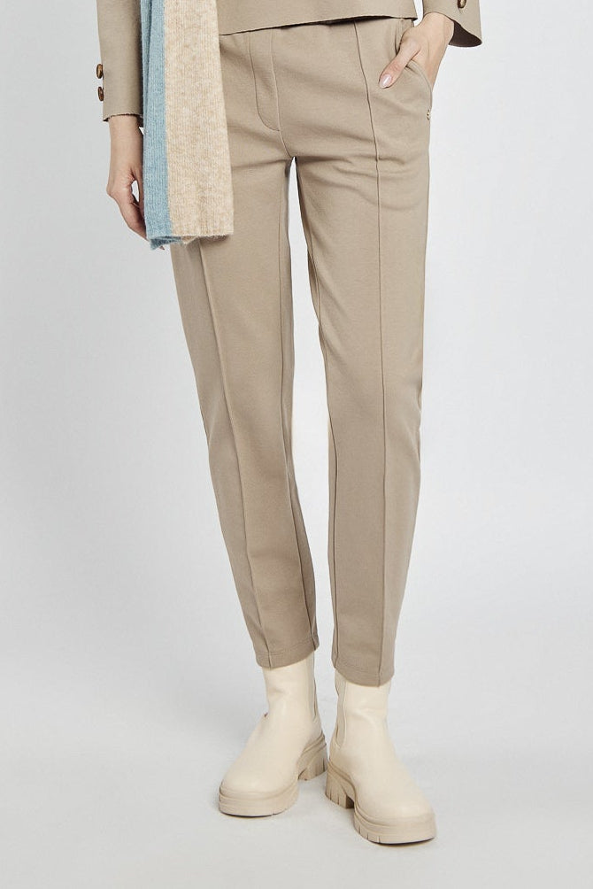 Beżowe damskie spodnie z kantem i gumką w pasie