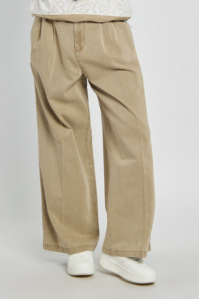 Beżowe spodnie z paskiem i szeroką nogawką