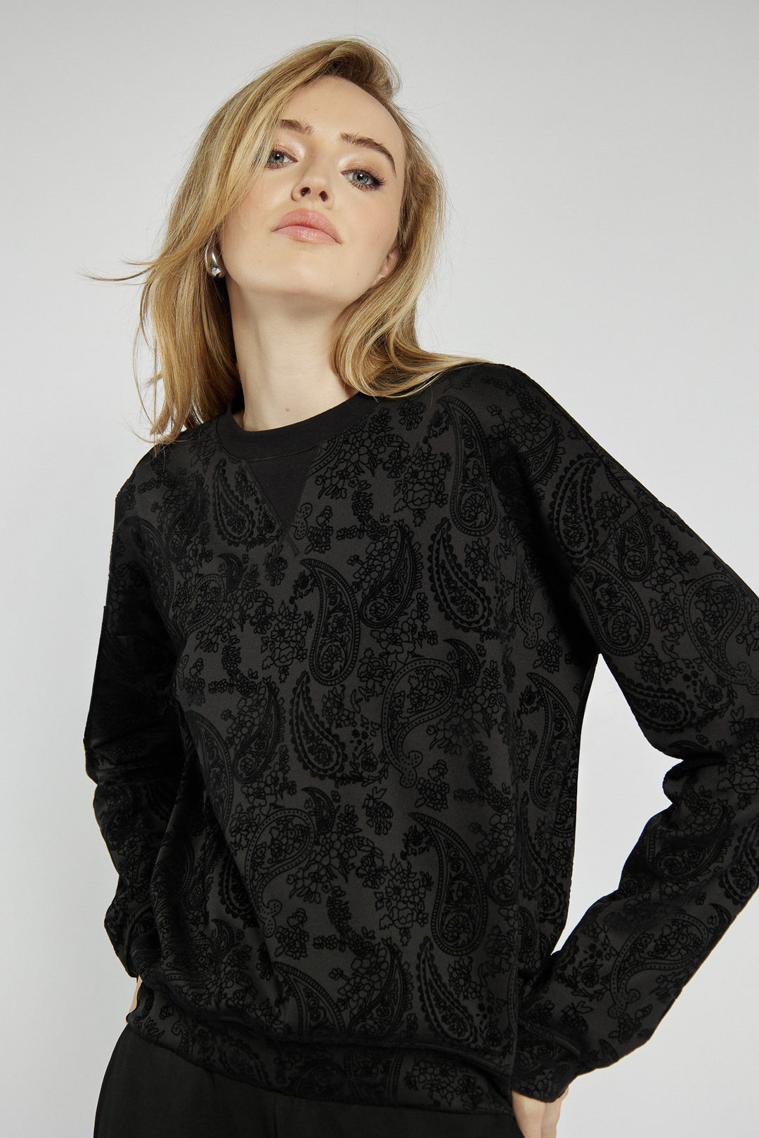 Czarna bluza z wytłaczanym wzorem Paisley