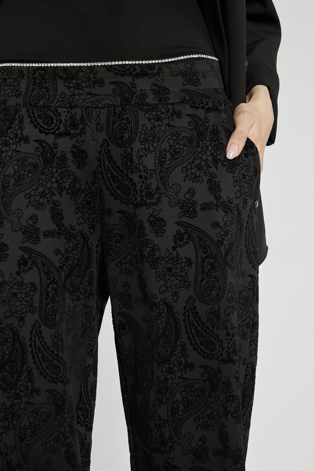 Eleganckie czarne spodnie w wytłaczany wzór paisley