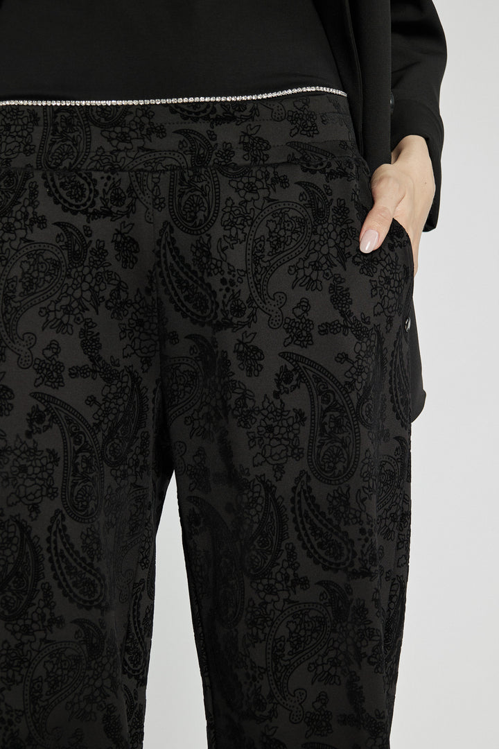 Eleganckie czarne spodnie w wytłaczany wzór paisley