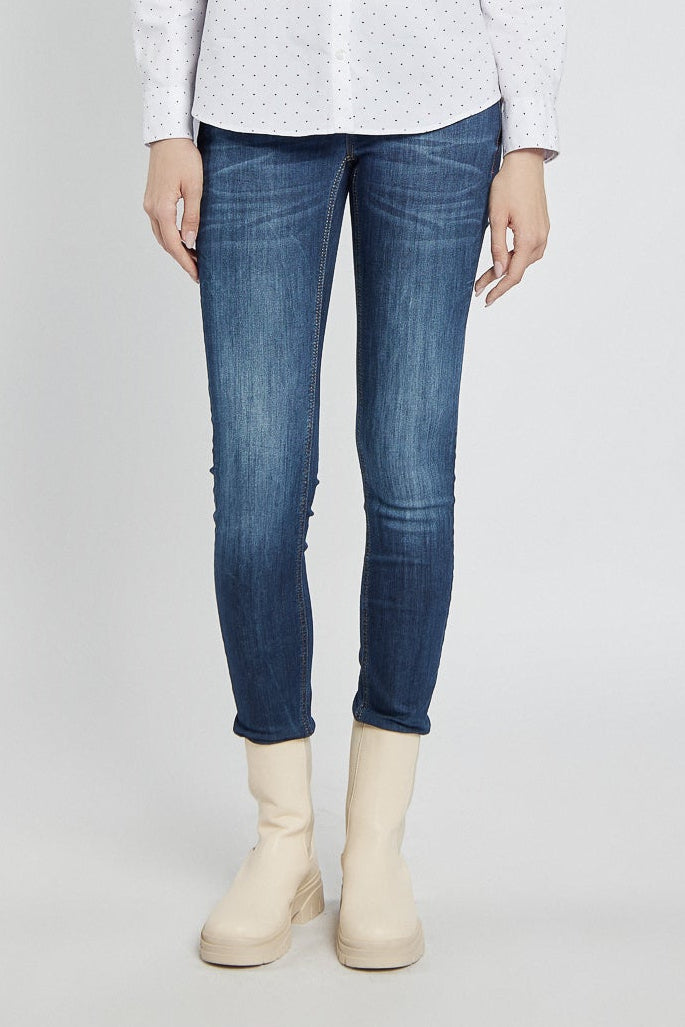 Granatowe dżinsy z przetarciami