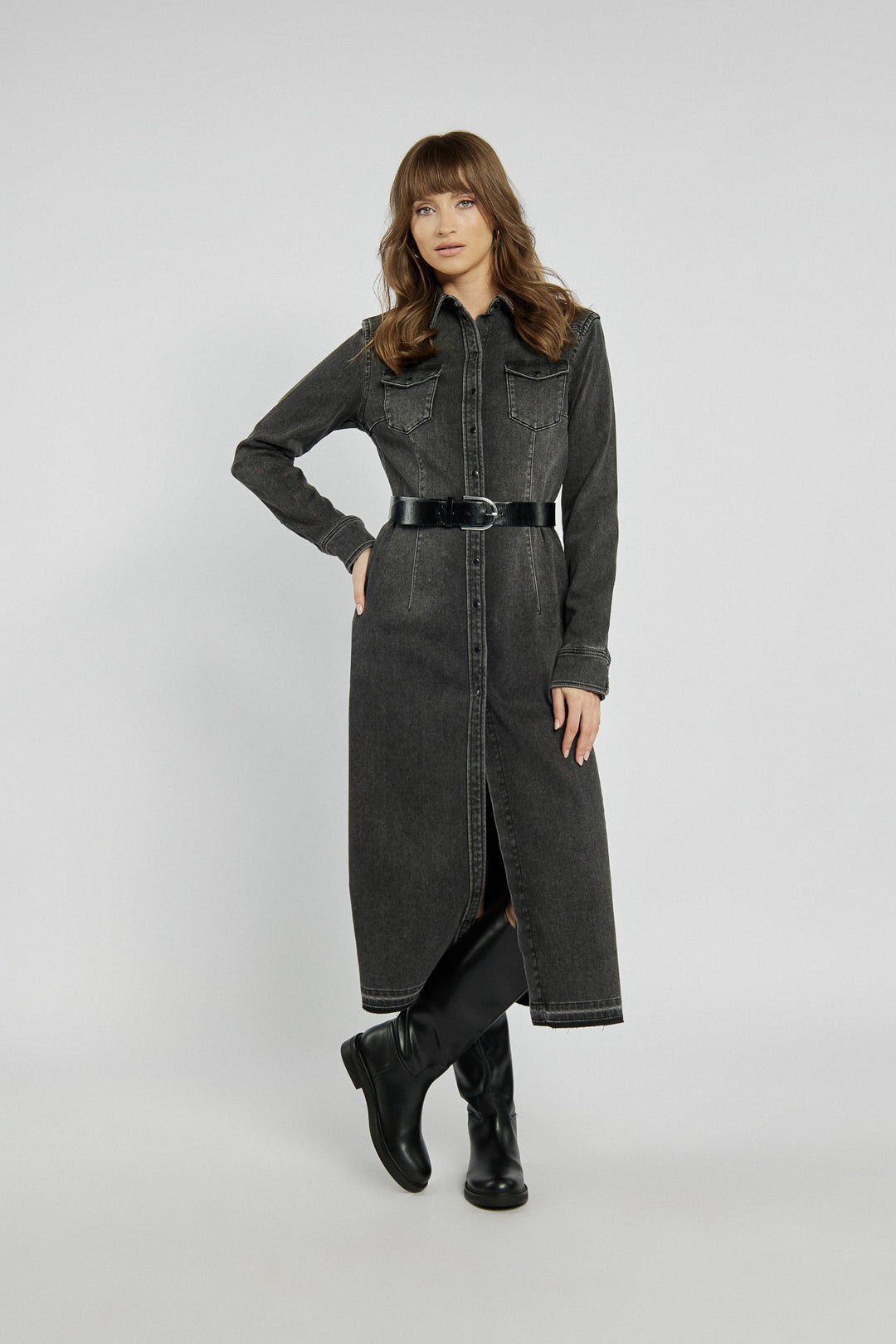 Czarna sukienka jeansowa midi