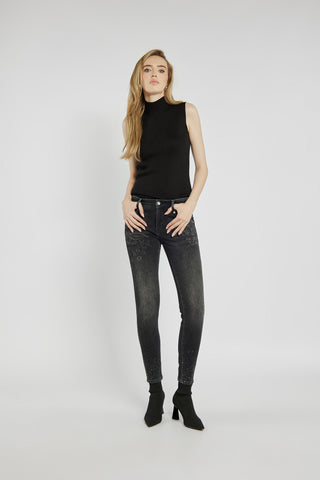 Czarne jeansy skinny z roślinnym motywem