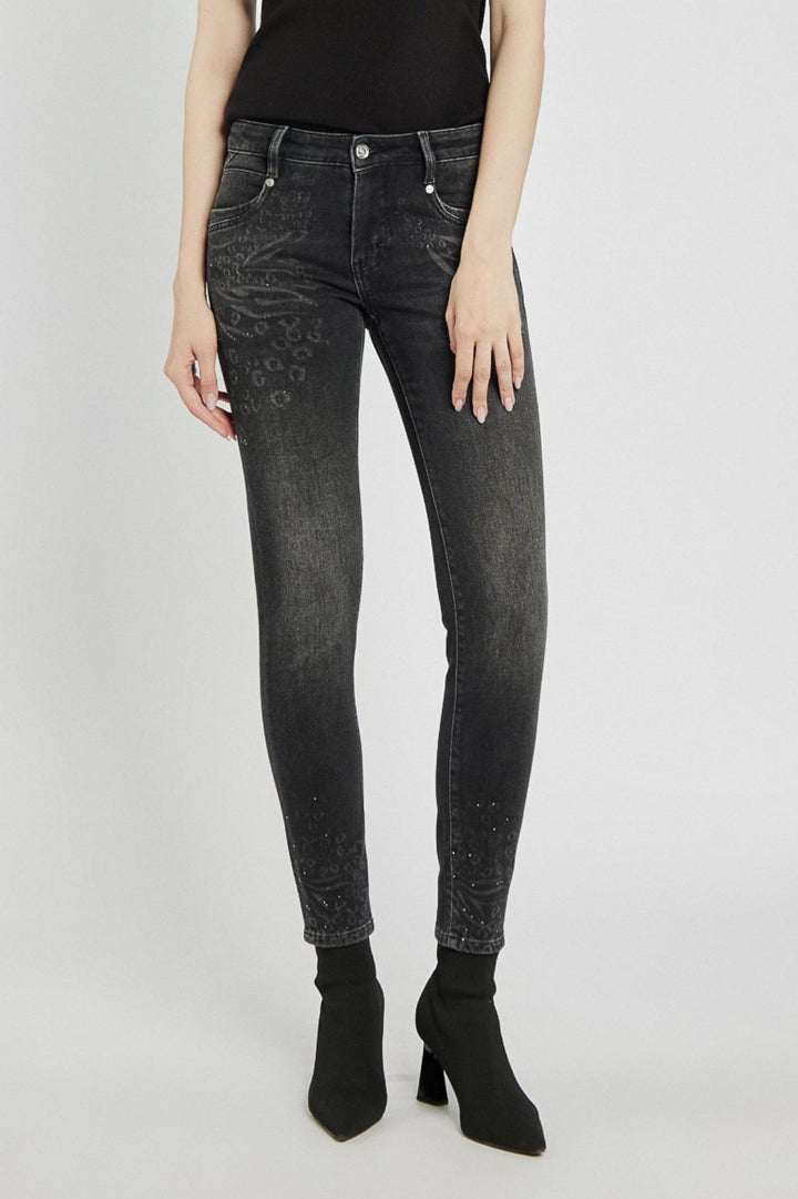 Czarne jeansy skinny z roślinnym motywem