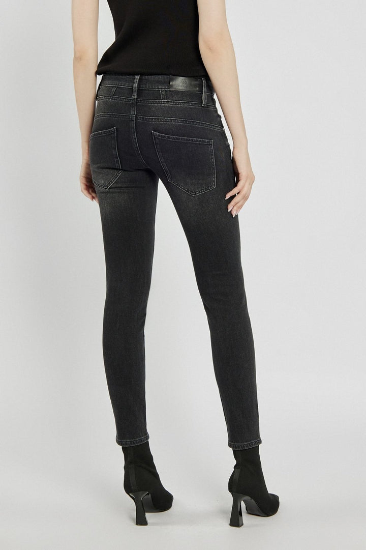 Czarne jeansy skinny z roślinnym motywem