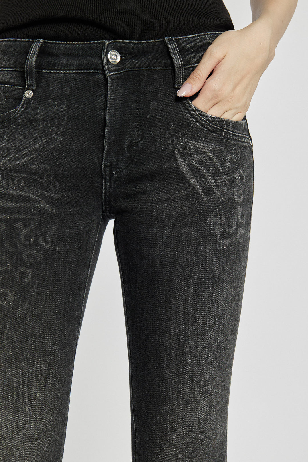 Czarne jeansy skinny z roślinnym motywem
