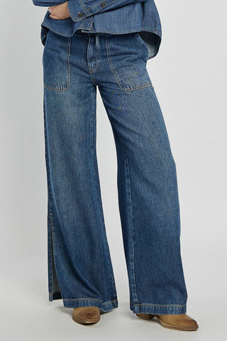 Granatowe dżinsy z szeroką nogawką