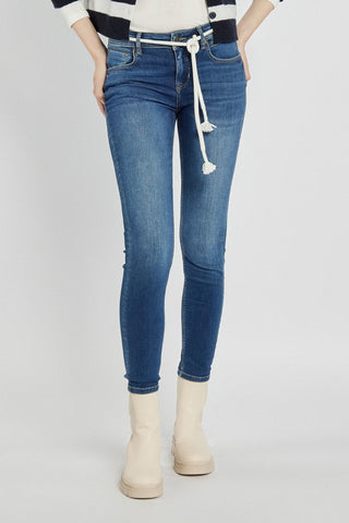 Granatowe dżinsy o ponadczasowym fasonie