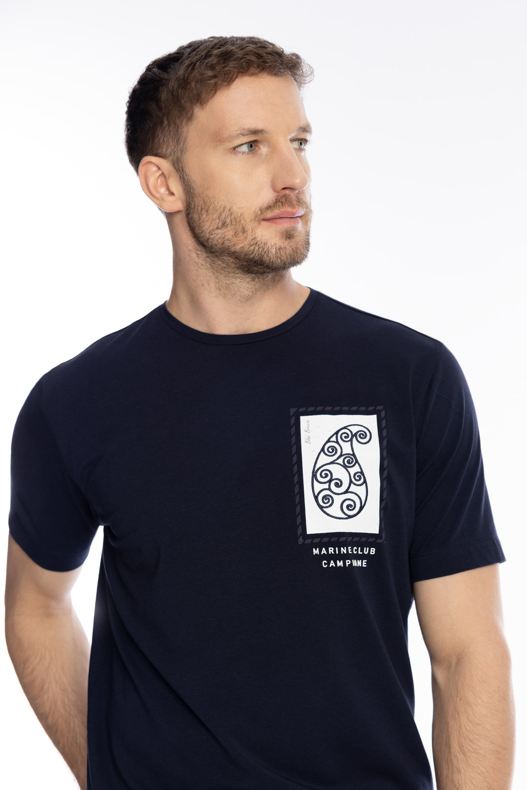 Granatowy męski T-shirt z artystycznym motywem paisley