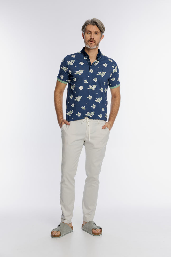 Męski zestaw z polo w kwiaty i jasnymi spodniami