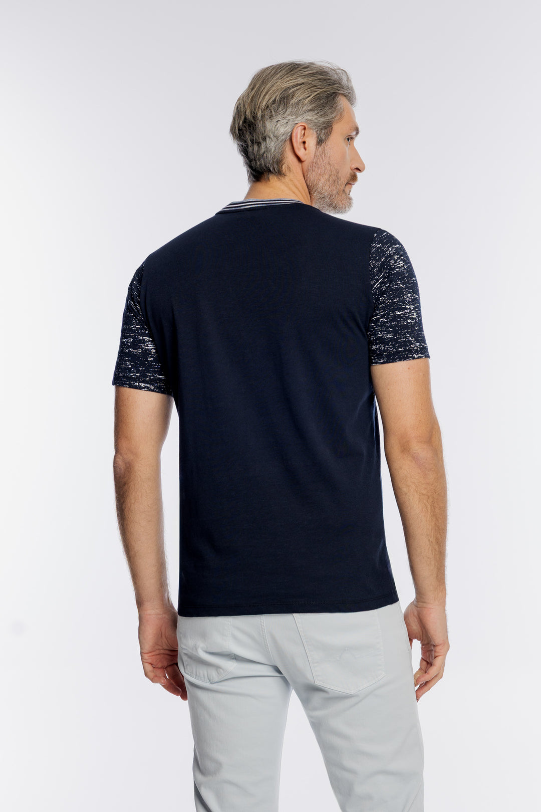 Granatowy męski T-shirt Campione z białym nakropieniem