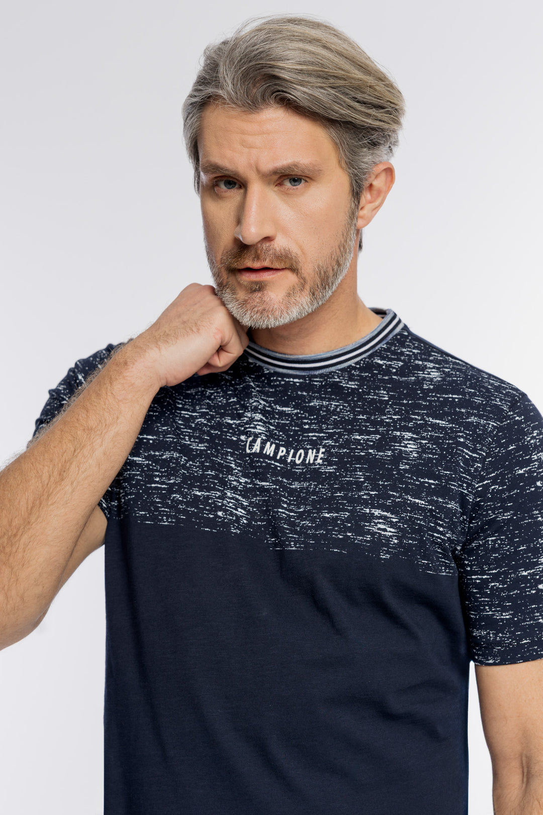Granatowy męski T-shirt Campione z białym nakropieniem