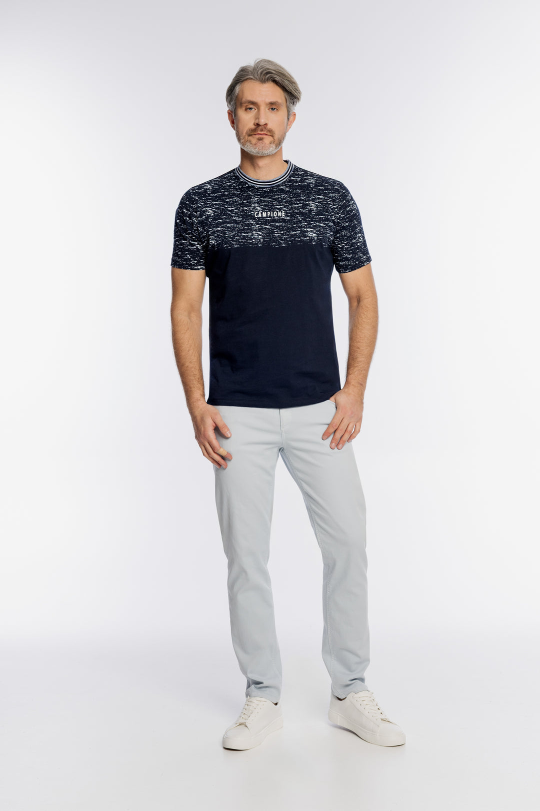Granatowy męski T-shirt Campione z białym nakropieniem