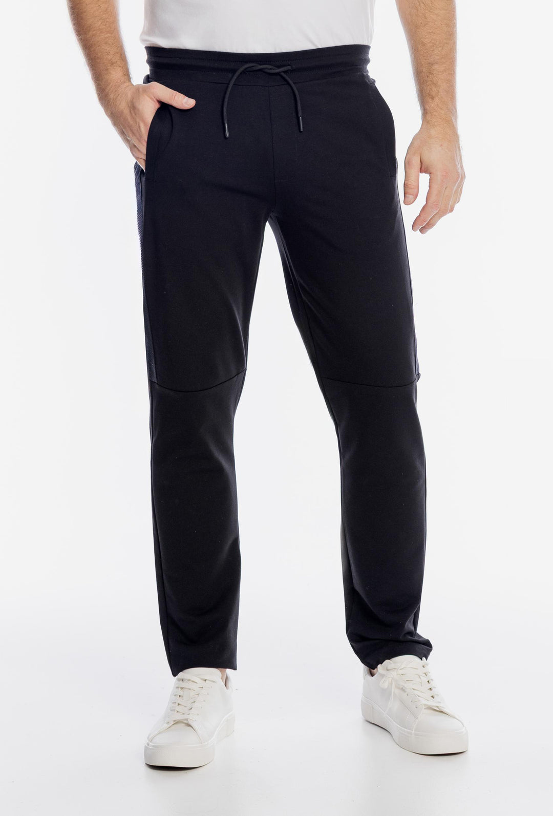 Czarne spodnie dresowe z regulacją w pasie