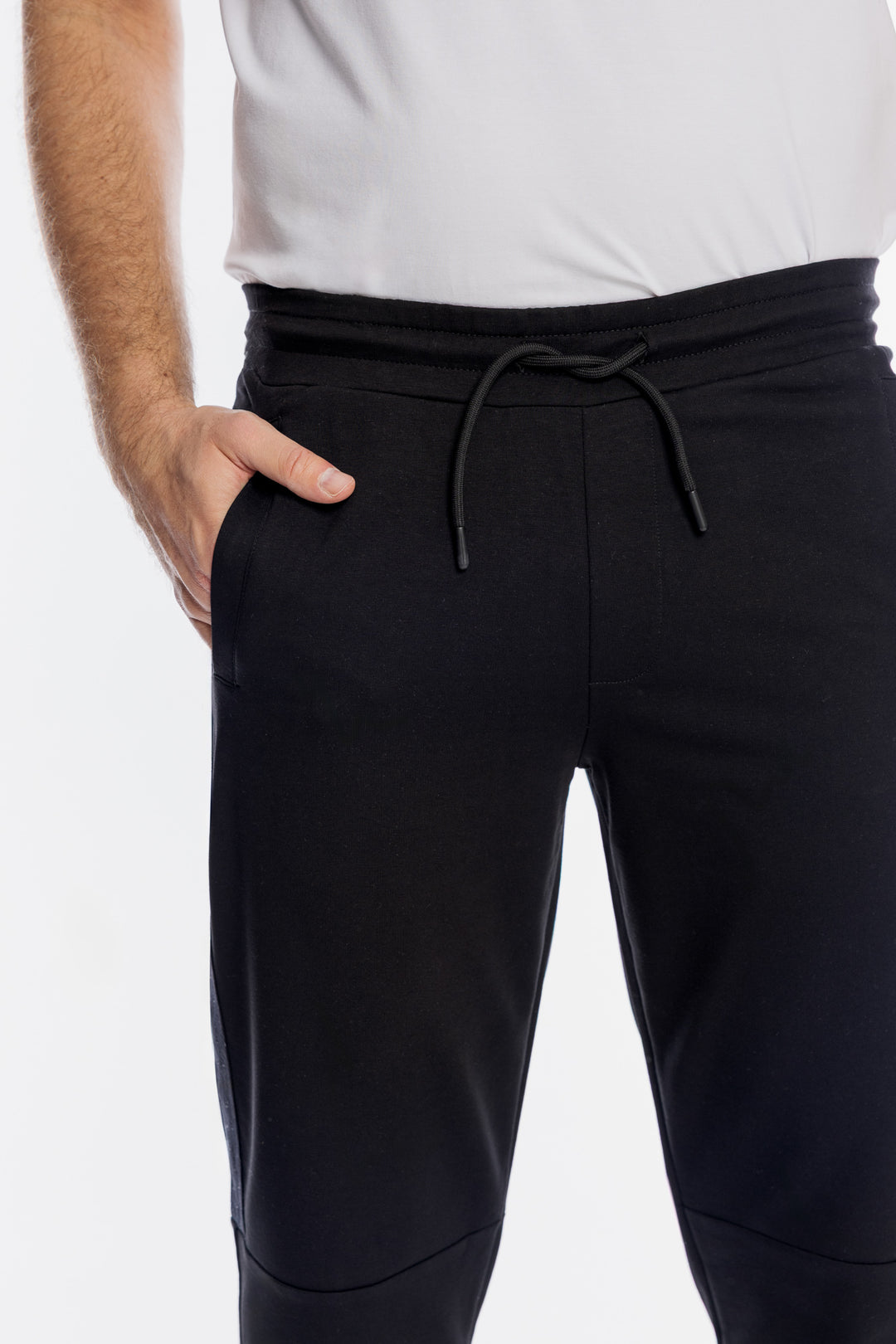 Czarne spodnie dresowe z regulacją w pasie