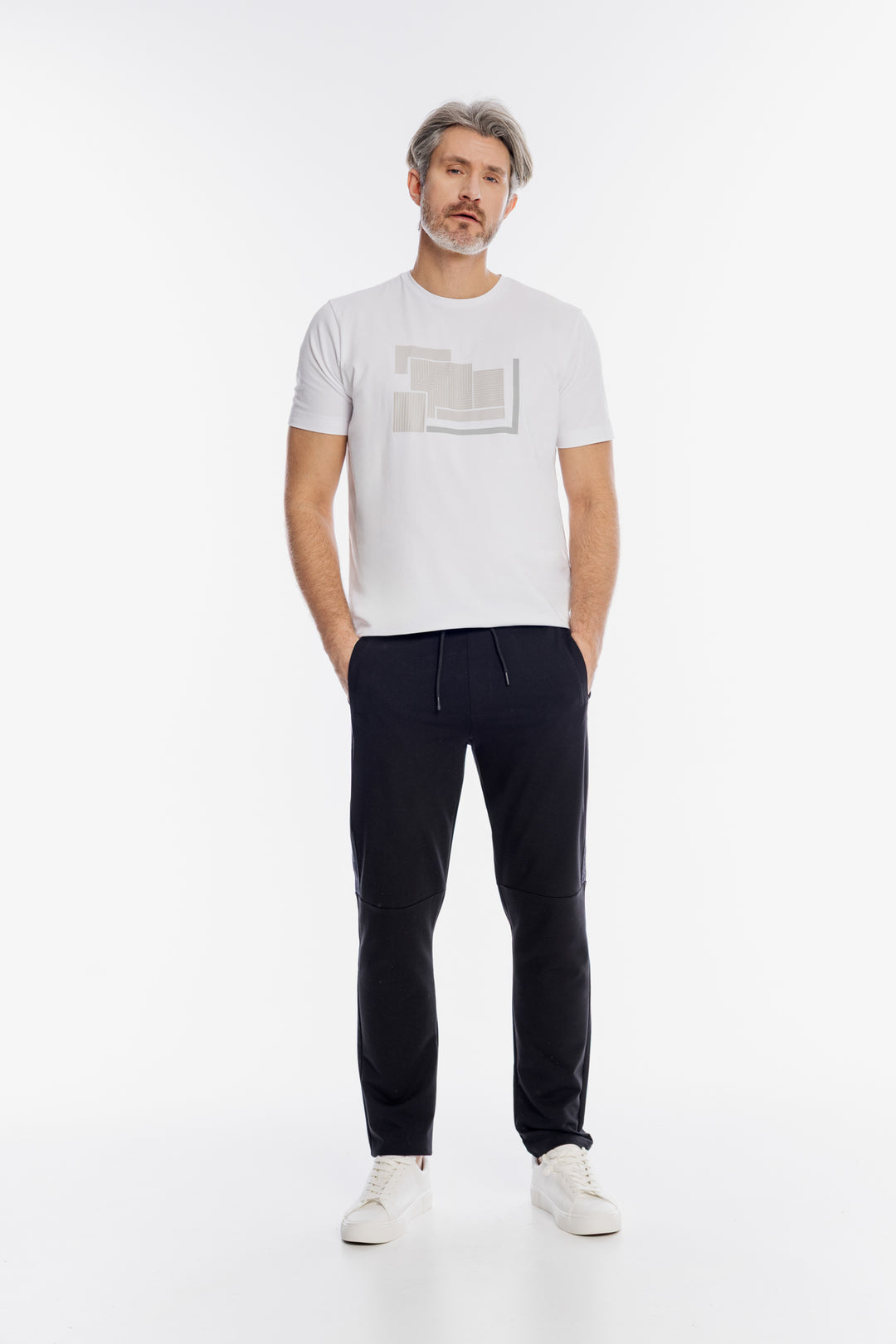 Biały T-shirt z geometrycznym nadrukiem premium