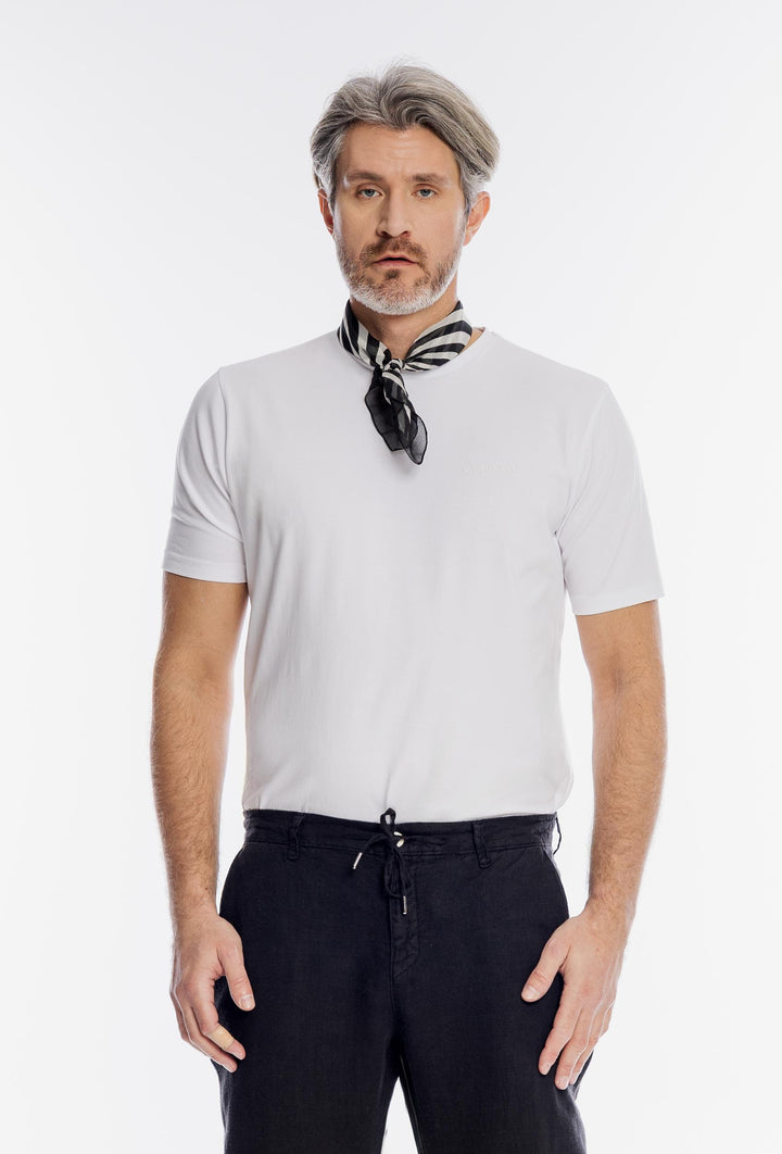 Klasyczny biały t-shirt męski z subtelnym logo