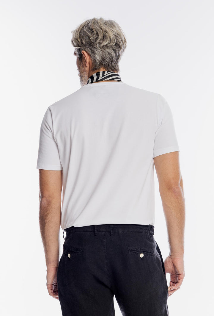 Klasyczny biały t-shirt męski z subtelnym logo