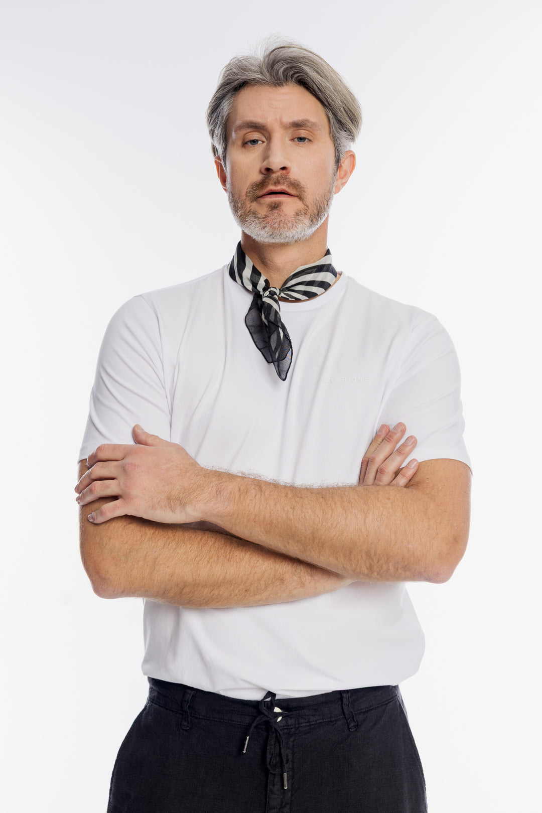 Klasyczny biały t-shirt męski z subtelnym logo