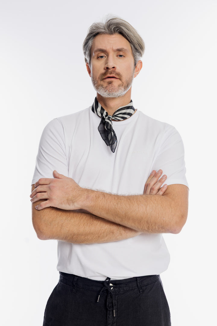 Klasyczny biały t-shirt męski z subtelnym logo