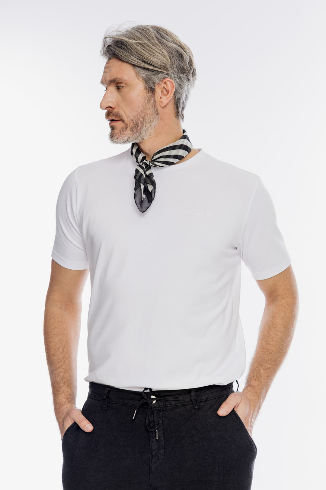 Klasyczny biały t-shirt męski z subtelnym logo