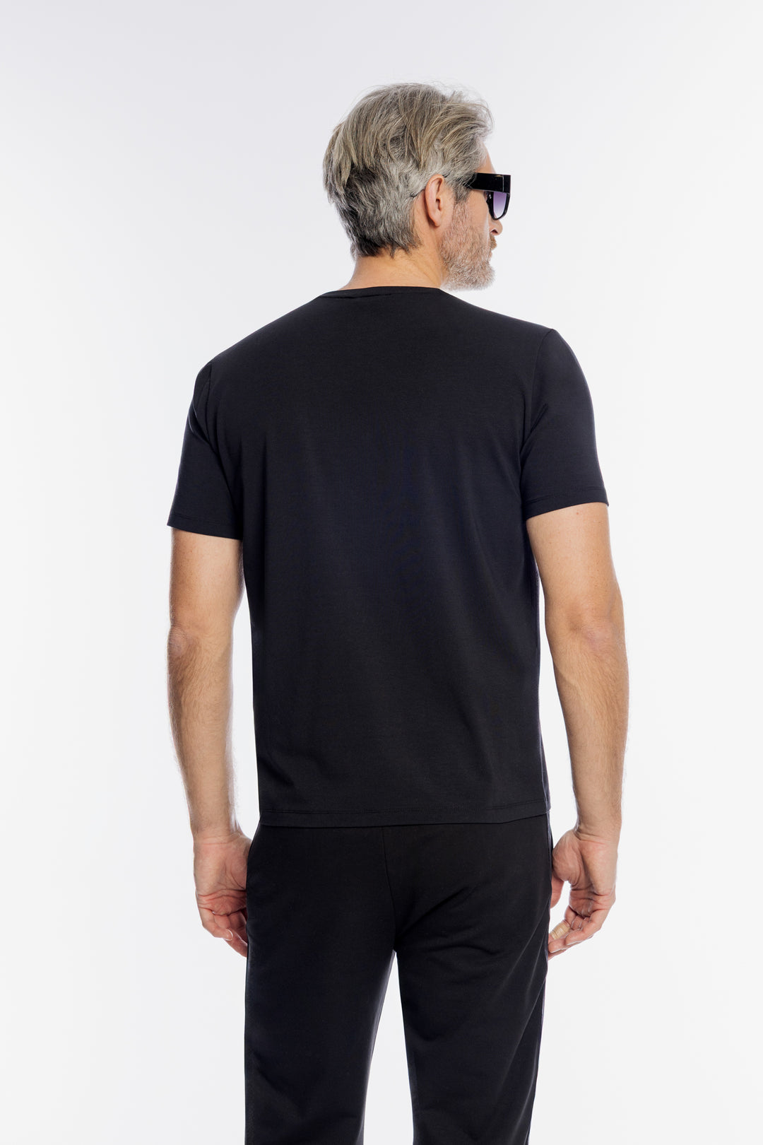 Klasyczny czarny t-shirt męski z dyskretnym logo