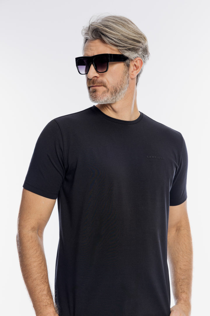 Klasyczny czarny t-shirt męski z dyskretnym logo