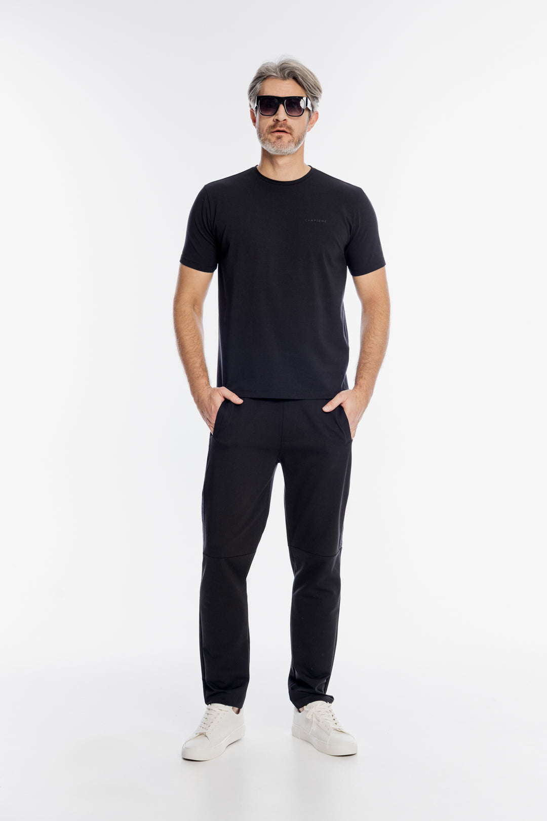 Klasyczny czarny t-shirt męski z dyskretnym logo