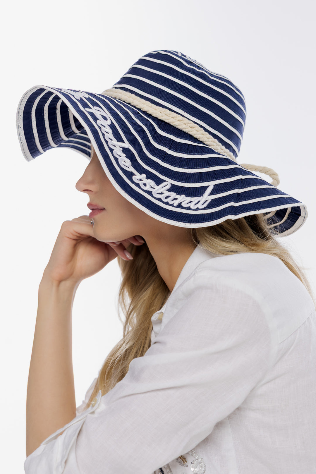 Marynistyczny kapelusz Campione w biało-granatowe pasy