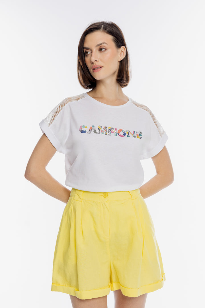 Biały t-shirt z kolorowym napisem i siateczką