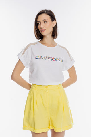 Biały t-shirt z kolorowym napisem i siateczką