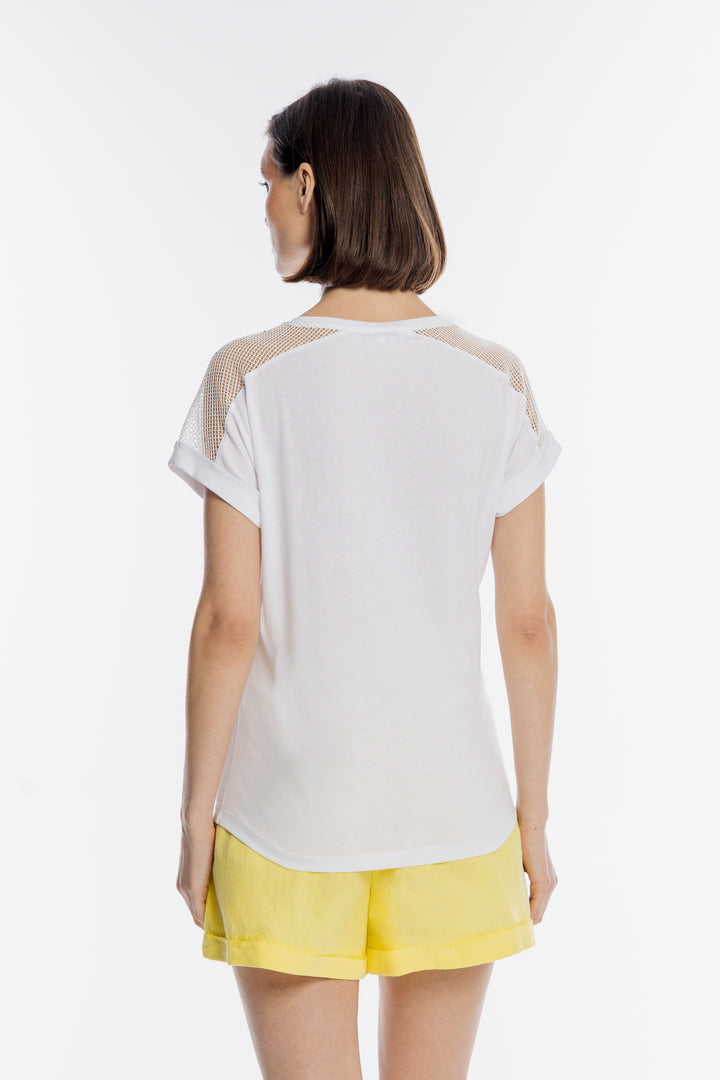 Biały t-shirt z kolorowym napisem i siateczką