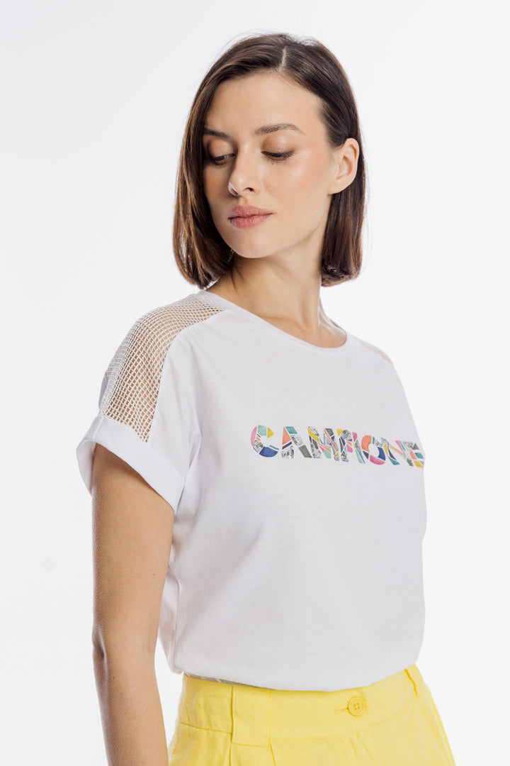 Biały t-shirt z kolorowym napisem i siateczką