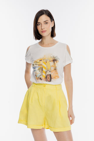 Biały t-shirt z grafiką skutera i żółte szorty